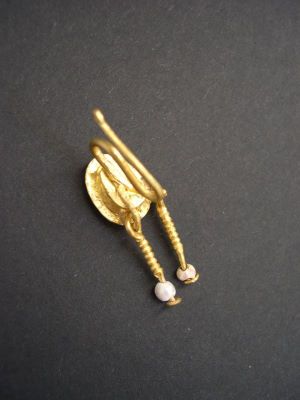 Cercel cu camee - bustul unei femei; două pandantive din perle, suspendate de două sârme răsucite, din aur; sistem de închidere în formă de S