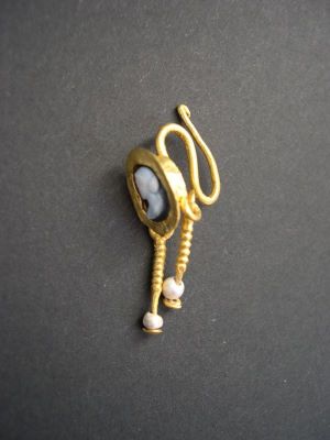 Cercel cu camee - bustul unei femei; două pandantive din perle, suspendate de două sârme răsucite, din aur; sistem de închidere în formă de S