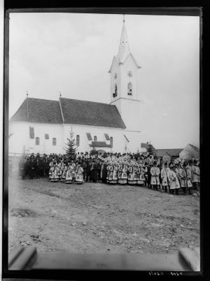 clișeu - Emil Fischer; Săteni în port săsesc în curtea bisericii din Dumitrița