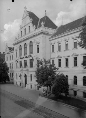 clișeu - Emil Fischer; Clădirea Palatului Justiției din Sibiu.
