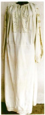 cămașă femeiască cu poale - anonim; Ie cu poale cu șabac cusută cu mătăsică albă