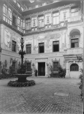 clișeu - Emil Fischer; Castelul Peleș - curtea interioară