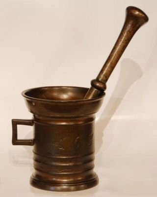 mojar farmaceutic; Mojar din bronz