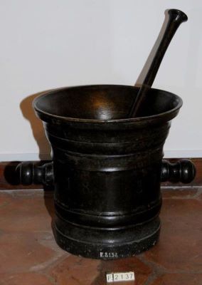 mojar farmaceutic; Mojar din bronz