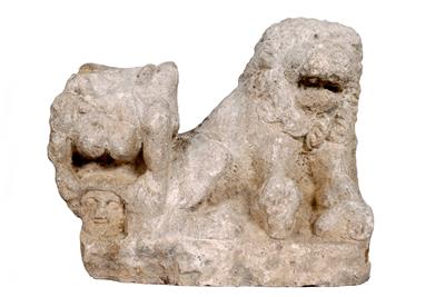 statuie -  ; Postament cu lei