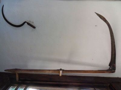 coasă cu două mânere - meșter fierar necunoscut; meșter lemnar necunoscut