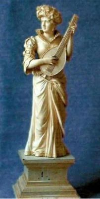 sculptură; Doamna cu lăută
