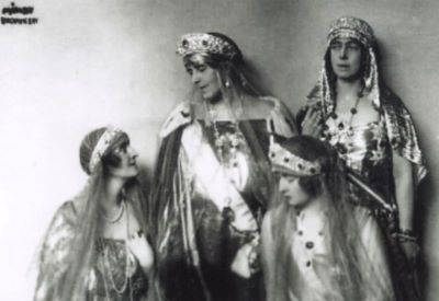 fotografie - Mandy, Franz; Regina Maria a României, alături de sora sa, Marea Ducesă Victoria Feodorovna a Rusiei, și de fiicele sale, Regina Elisabeta a Greciei și Regina Maria a Iugoslaviei, la Marea Încoronare de la Alba-Iulia, din 15 octombrie 1922