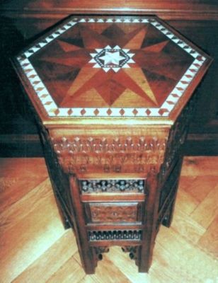 masă; măsuță