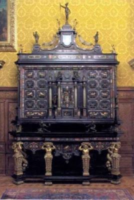 Cabinet monumental