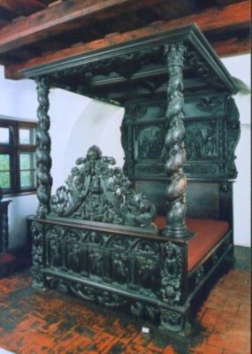 pat cu baldachin; patul regelui Ferdinand