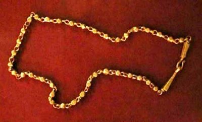 colier; 37 de mărgele poliedrice