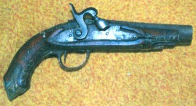 pistol cu capse