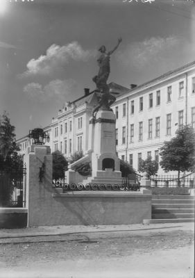 clișeu - Emil Fischer; Monumentul ofițerilor de infanterie din Sibiu.