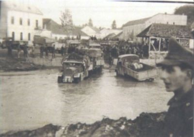 fotografie; Forțarea unui râu dintr-un oraș ardelean de către armata română