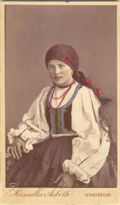 fotografie - Asbóth, Kamilla; Tânără româncă în costum popular de sărbătoare din zona Sibiu