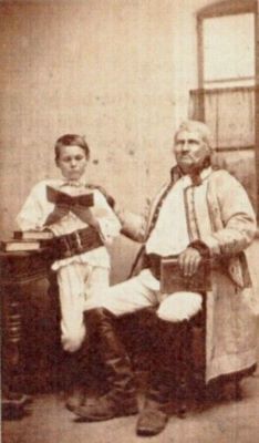 fotografie - Asbóth, Kamilla; Bărbat și copil îmbrăcați în costume populare săsești de sărbătoare