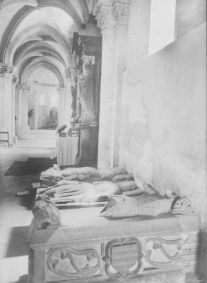clișeu - Emil Fischer; Sarcofage în Catedrala Romano-Catolică din Alba Iulia.