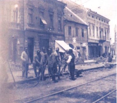 fotografie; Grup de prizonieri ruși, din Primul Război Mondial, lucrând la linia de tramvai – Timișoara