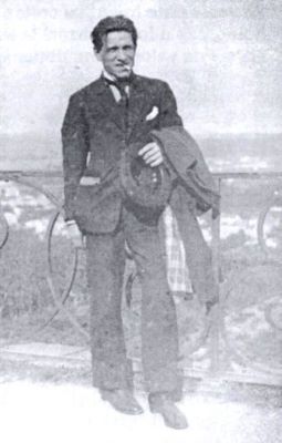 fotografie; tânărul Ștefan Procopiu aflat în picioare pe un pod