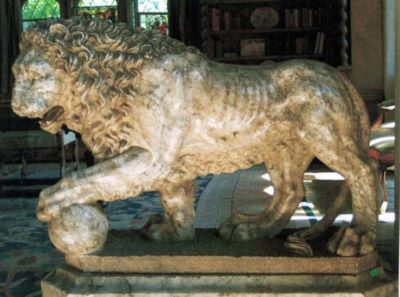 sculptură; Leu