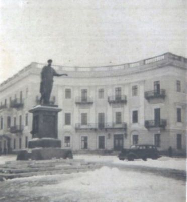 fotografie; Statuia ducelui de Richelieu din Odessa în 1942