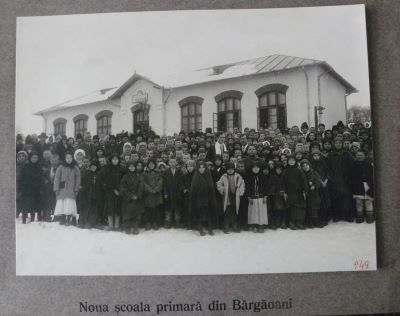 fotografie; Școala primară din Bărgăoani, județul Neamț