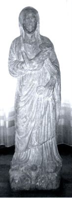 Statuie funerară feminină