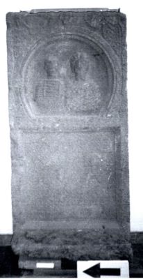Stelă funerară cu decor în medalion