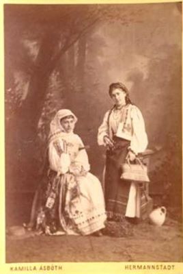 fotografie - Asbóth, Kamilla; Româncă și săsoaică în costume populare de sărbătoare