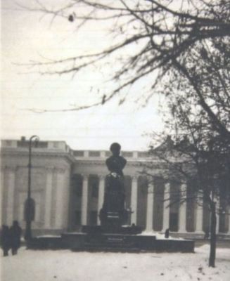 fotografie; Statuie în fața unei clădiri din Odessa
