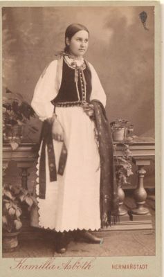 fotografie - Asbóth, Kamilla; Femeie în costum popular săsesc de sărbătoare din localitatea Cârța