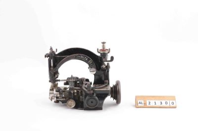 mașină (Grossmann Anita B) cu curea pentru adaptare la dispozitiv angrenaj pentru cusut benzile împletite din pai, sau cusut zig-zag cu curea; Mașină (Grossmann Anita B) cu curea