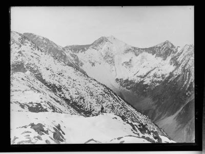 clișeu - Emil Fischer; Munții Făgăraș; peisaj montan cu căldarea Viștea