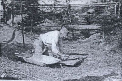 fotografie; Artilerist spălând rufe, din Regimentul 12 Artilerie