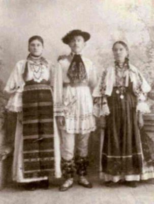 fotografie - Roșu, Alexander; Grup compus din două femei și un bărbat în port popular românesc de sărbătoare din zona Bistrița