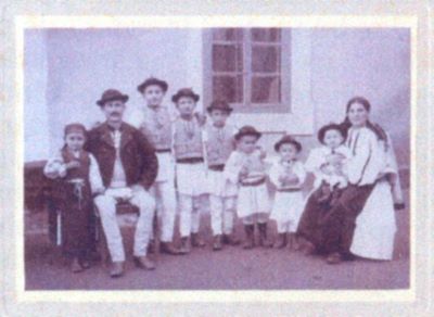 fotografie - Fischer, Emil; Familie de români cu șapte copii din Poiana Sibiului