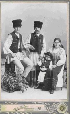fotografie - Fischer, Emil; Grup de români îmbrăcați în costume populare de sărbătoare