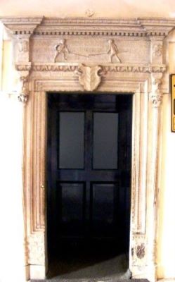 Lapicida, Thomas; ancadrament de ușă