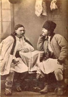 fotografie - Asbóth, Kamilla; Doi bărbați îmbrăcați în costume populare de sărbătoare