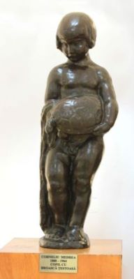 sculptură - Medrea, Cornel; Copil cu broasca țestoasă