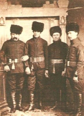 fotografie - Asbóth, Kamilla; Grup de bărbați îmbrăcați în costume orășenești din Agnita
