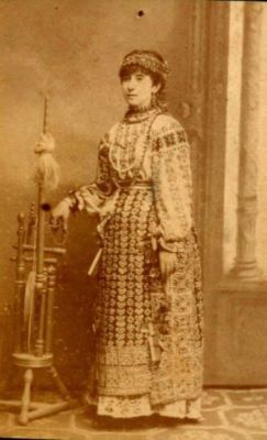 fotografie - Swiatoniowski; Zulnia Iorga în costum național