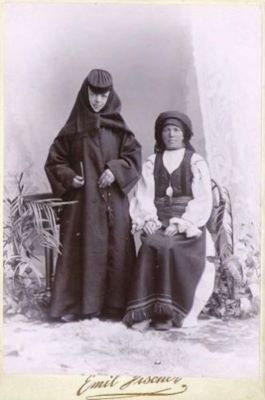 fotografie - Fischer, Emil; Călugăriță și femeie în port popular românesc