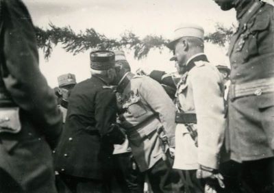 clișeu; Mareșalul francez Ferdinand Foch îmbrățișează un ofițer român după ce l-a decorat