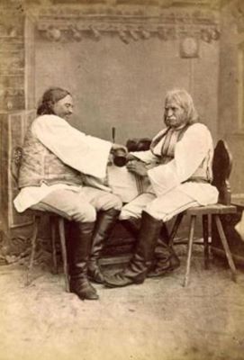fotografie - Asbóth, Kamilla; Doi bărbați îmbrăcați în costume populare săsești
