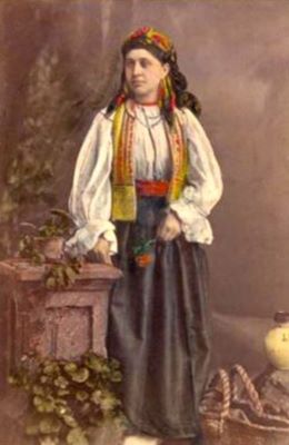 fotografie - Asbóth, Kamilla; Româncă îmbrăcată în port popular de sărbătoare