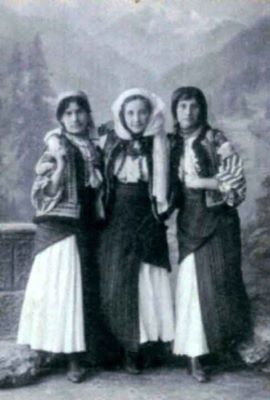 fotografie - Heitler, G.; Grup de trei fete îmbrăcate în costume populare românești de sărbătoare