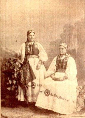fotografie - Asbóth, Kamilla; Două fete în costume săsești de sărbătoare din Gușterița