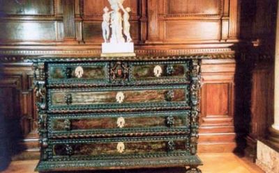 comodă sculptată